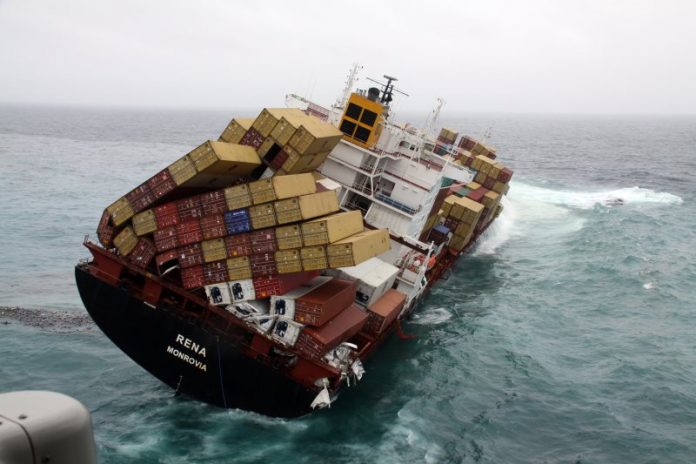 Почти 270 контейнеров с опасными химикатами упали в Северное море